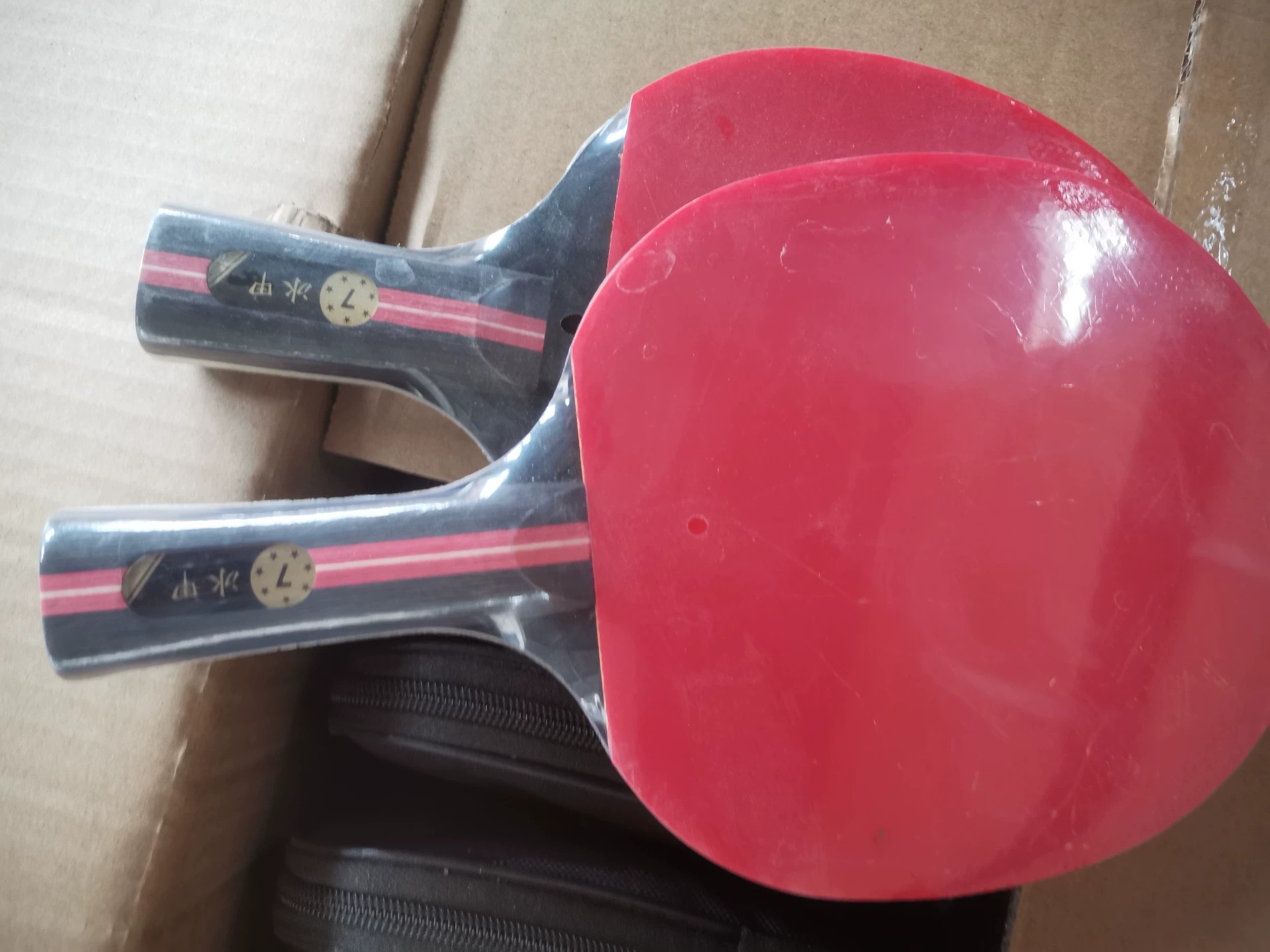 某球馆倒闭，原价300多一套比赛乒乓球拍，现2折出售，数量有限，卖完下架 新旧程度：全新未拆封，数量不多 规格尺寸： 七星一只 25 两只 45 八星一只 30